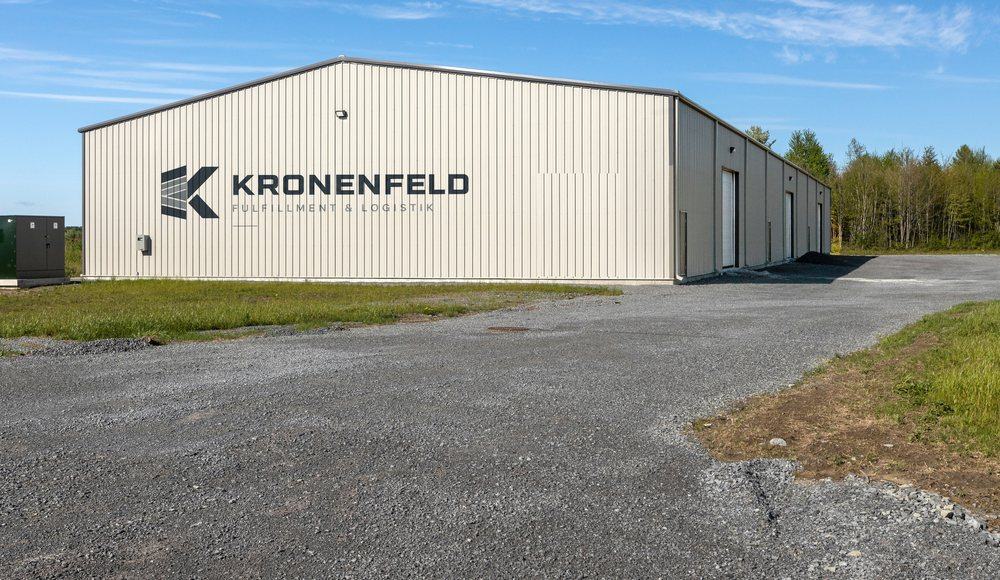 Lagerhalle mit KRONENFELD-Schriftzug